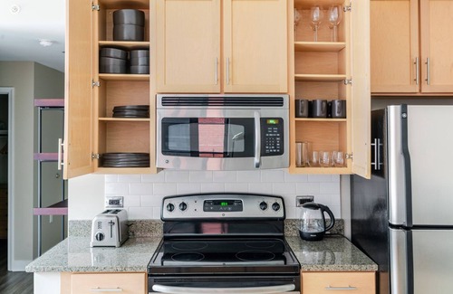 Shaw Apartment | Blueground | Mt Vernon, pool & w/d, nr arena