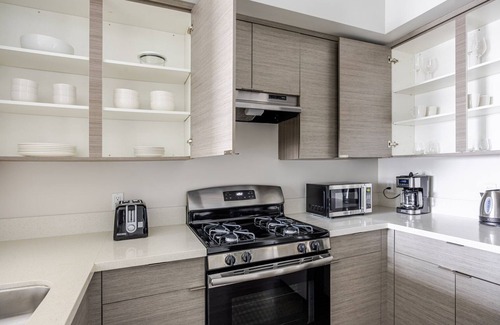 NoHo Arts District Apartment | Blueground | NoHo, pool & w/d, nr Universal