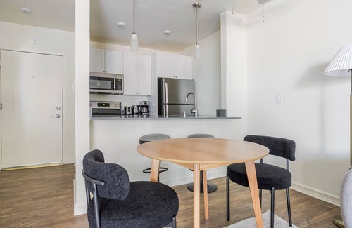 Pasadena Apartment | Blueground | Pasadena, pool, nr Pasadena Park