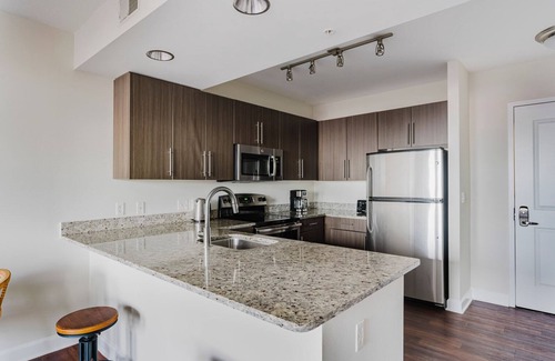 Shaw Apartment | Blueground | Shaw, pool & w/d, nr Convention Center