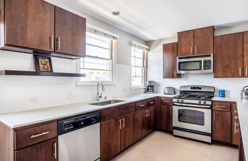 Venice Apartment | Blueground | Venice, pool, nr Venice Beach