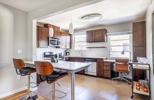 Venice Apartment | Blueground | Venice, pool, nr Venice Beach