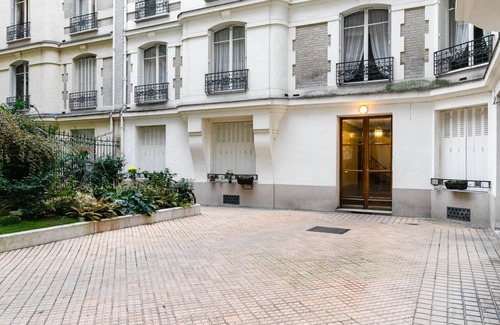 17th Arrondissement Apartment | Blueground | Villiers, elevator