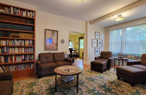 Siskiyou-Hargadine Historic District House | Bluemoon Vacation Rentals - Anne Hathaway House