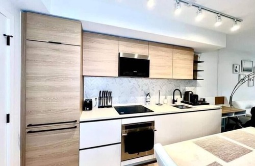 Surrey House | Blueprint/2BED/1BATH + Gym + Off + Skytrain + Mall + EVSE
