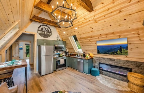 West Jefferson Cabin | Blueridge Mountain A Frame with XL Hot Tub and mountain views
