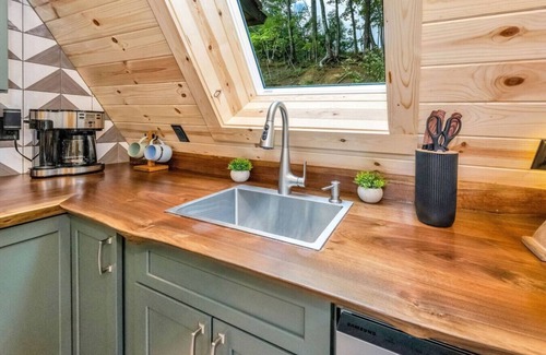 West Jefferson Cabin | Blueridge Mountain A Frame with XL Hot Tub and mountain views