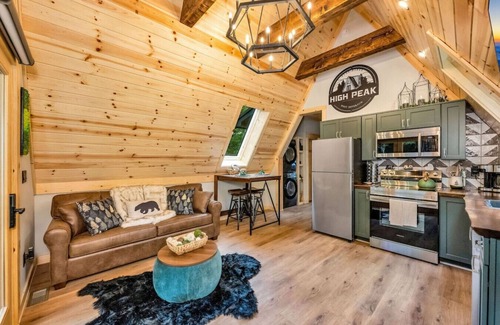 West Jefferson Cabin | Blueridge Mountain A Frame with XL Hot Tub and mountain views