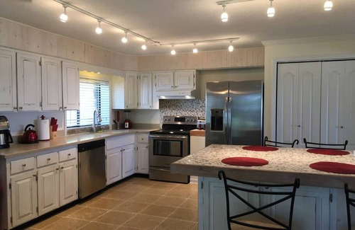 Monteagle House | Bluff House — Incredible View| Renovated Lux | Convenient to Waterfalls, Hikes & Caverns