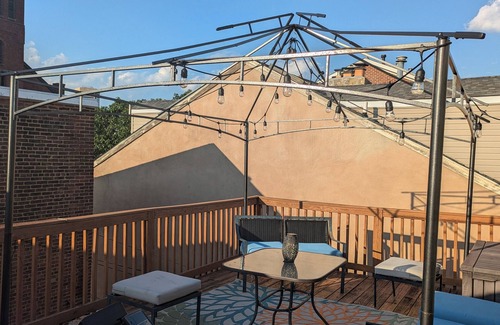 Federal Hill House | Bmore Townhome: Walk to Stadiums, Conventions. Close drive to Hopkins, airport.