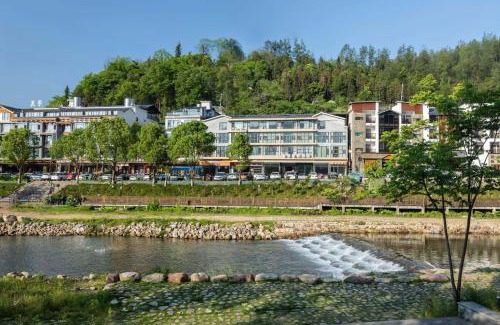 Wulingyuan Hotel | 铂曼智慧酒店-Near the east gate of the Forest Park, about a 10-minute walk-There is a beautiful small river at the entrance-offers free self-service laundry and Attraction Tickets Serivce in advance