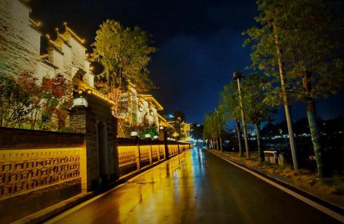 Wulingyuan Hotel | 铂曼智慧酒店-Near the east gate of the Forest Park, about a 10-minute walk-There is a beautiful small river at the entrance-offers free self-service laundry and Attraction Tickets Serivce in advance