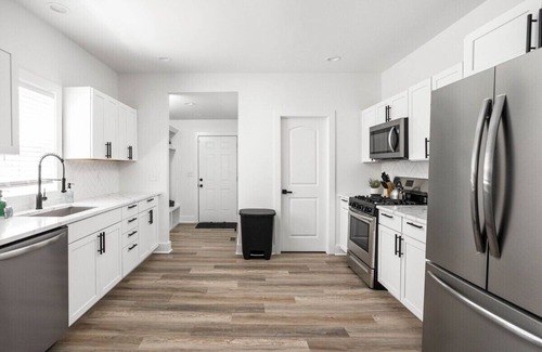 Indianapolis House | Board Games & Backyard Hangouts | Sleeps 6 + Pets