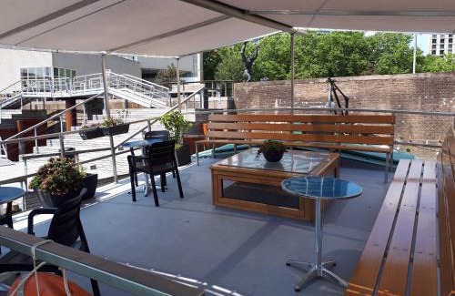 Stadsdriehoek Boat Rental | Boat Rooms on Water in Roterdam centrum