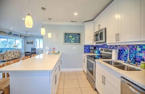 Marathon House | Boaters dream location! Walk to Coco Plum Beach! Deep Water Dockage! Updated!