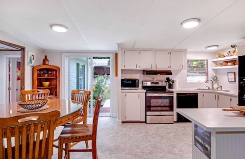 Bracey House | BOATHOUSE, COVERED PORCH 2 FIRE PITS KAYAK QUITE COVE NO WAKEn