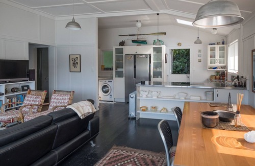 Kawau Island House | Boaties Paradise - Charming waterfront cottage.