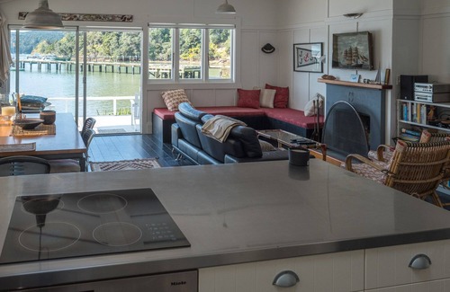 Kawau Island House | Boaties Paradise - Charming waterfront cottage.