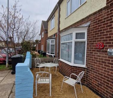 Loughborough House | Bob's House quiet retreat with large shared garden