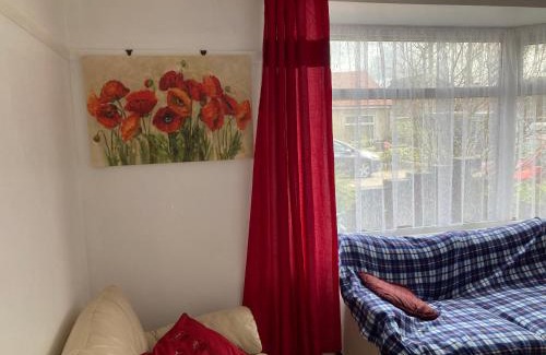Loughborough House | Bob's House quiet retreat with large shared garden