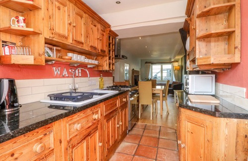 Ashford-in-the-Water Cottage | BOBBIN COTTAGE, pet friendly, with open fire in Ashford-In-The-Water