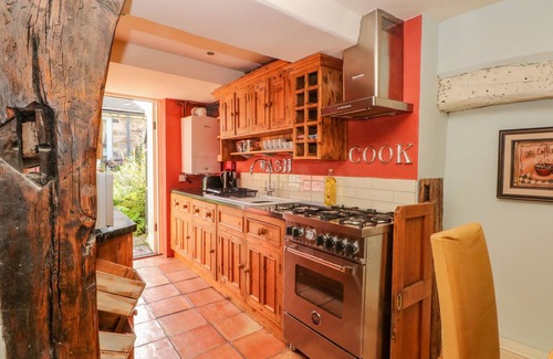 Ashford-in-the-Water Cottage | BOBBIN COTTAGE, pet friendly, with open fire in Ashford-In-The-Water