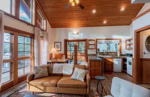 Ashland Cabin | Boccard Point Cabin w/Jacuzzi and Wood Stove at Green Springs Inn