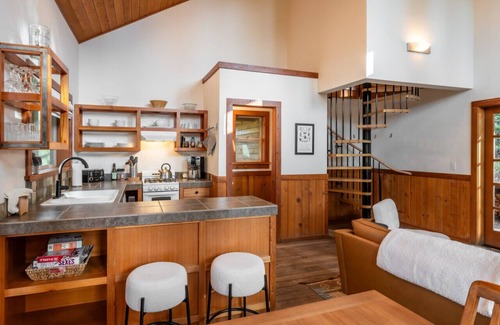 Ashland Cabin | Boccard Point Cabin w/Jacuzzi and Wood Stove at Green Springs Inn