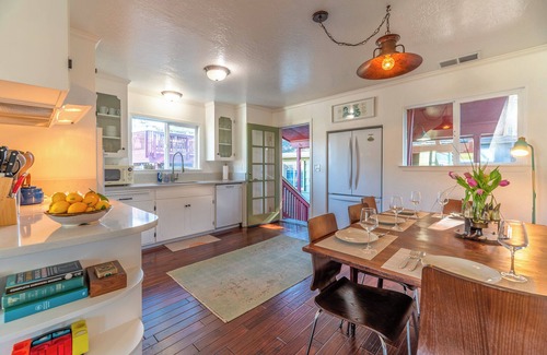 Salmon Creek House | BodegaBreeze~Serene Coastal Home+Studio -Bodega Bay Walk to Beach/HotTub/WiFi