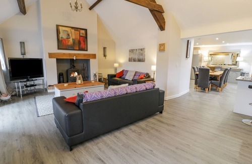 Pont-rug Cottage | BODRUAL COTTAGE, family friendly, with hot tub in Caernarfon