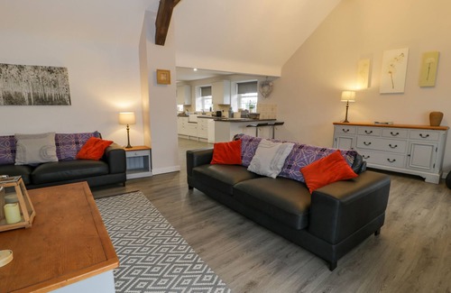 Pont-rug Cottage | BODRUAL COTTAGE, family friendly, with hot tub in Caernarfon