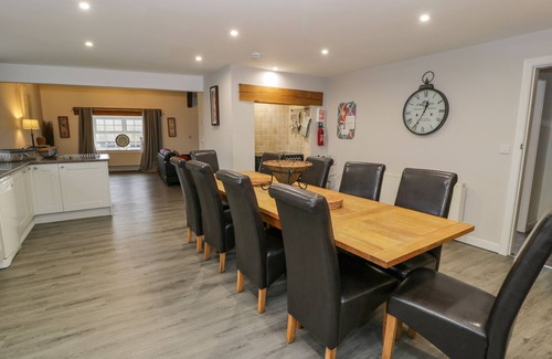 Pont-rug Cottage | BODRUAL COTTAGE, family friendly, with hot tub in Caernarfon