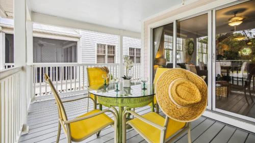 Key West House | Bogeys Retreat by AvantStay Golfers Retreat w Shared Pool Month Long Stays Only