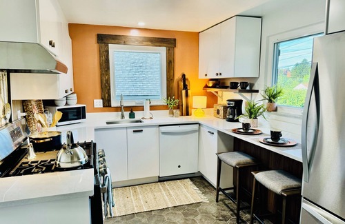 Greenfield House | Bohemian Bungalow "A Big City Hideaway"