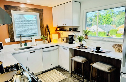Greenfield House | Bohemian Bungalow "A Big City Hideaway"