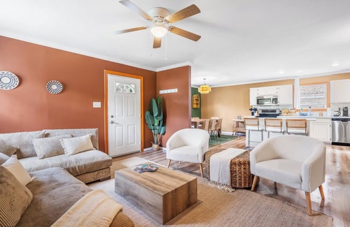 Durham House | Bohemian Downtown Retreat 5 Bedrooms with BBQ & Pool Table Near Duke