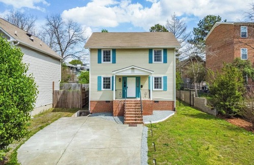 Durham House | Bohemian Downtown Retreat 5 Bedrooms with BBQ & Pool Table Near Duke