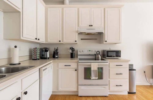 Hosford-Abernethy Apartment | Bohemian Hideaway Yard + Patio Walkable