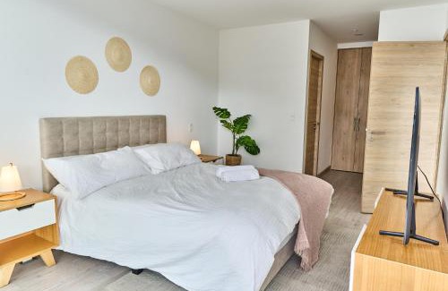 La Carolina Apartment | Boho apt-balcony in La Carolina, 60" TV 4K