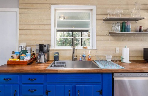 Charlotte House | Boho by the Water! 1750sqft - Fishing & sleeps 11 - Check out the reviews!