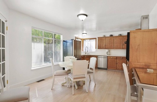Redwood City House | Boho Chic Rancher Huge Yard Fast Wifi Close to Everything