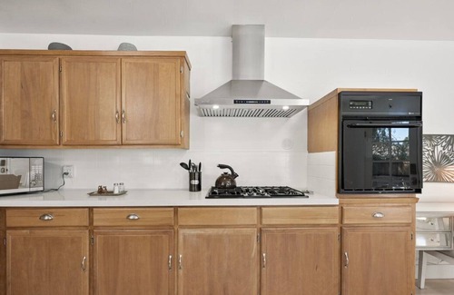 Redwood City House | Boho Chic Rancher Huge Yard Fast Wifi Close to Everything