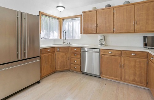Redwood City House | Boho Chic Rancher Huge Yard Fast Wifi Close to Everything