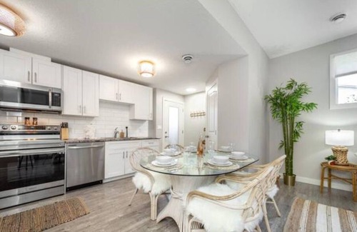 North Central Edmonton House | BoHo Chic Suite - Long Stays - Fireplace - Garagen