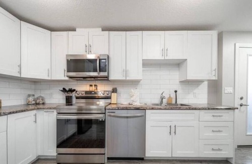 North Central Edmonton House | BoHo Chic Suite - Long Stays - Fireplace - Garagen