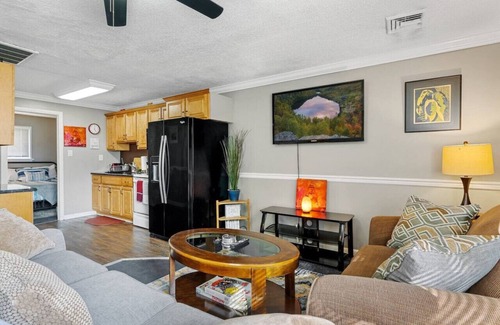 Secane Apartment | Boho-Style 2B/1B by the Philadelphia Airport w/Nearby Parking Spot!