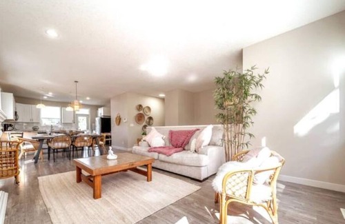 North Central Edmonton House | BoHo Vibes - Patio & BBQ - King Bed - Garage Parkingn