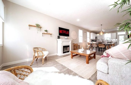 North Central Edmonton House | BoHo Vibes - Patio & BBQ - King Bed - Garage Parkingn