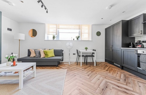 Butetown Apartment | Boho Vista| Stylish Central1BR Flat in Cardiff Bay