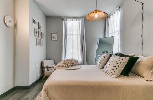 Downtown Des Moines Apartment | Boho, Walk East Village, Downtown, Free Parking